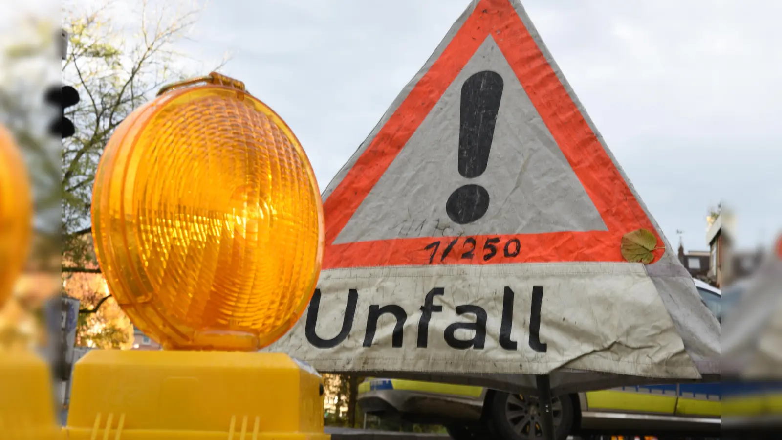 Aufgrund eines schweren Unfalls war die Kreisstraße AS 7 bei Vilshofen am Freitagvormittag komplett gesperrt. (Symbolbild: Patrick Seeger/dpa)