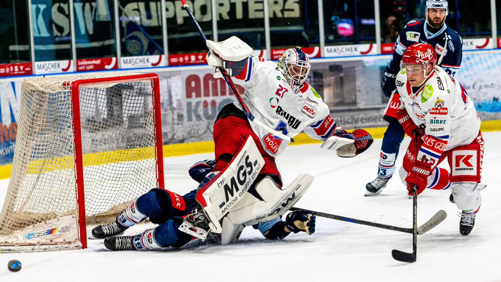 Eine harte Landung auf dem Boden der Tatsachen legten die Blue Devils Weiden im Derby gegen Selb hin. In dieser Szene crasht Tyler Ward (unten) in Wölfe-Goalie Michel Weidekamp. (Bild: Elke Englmaier)