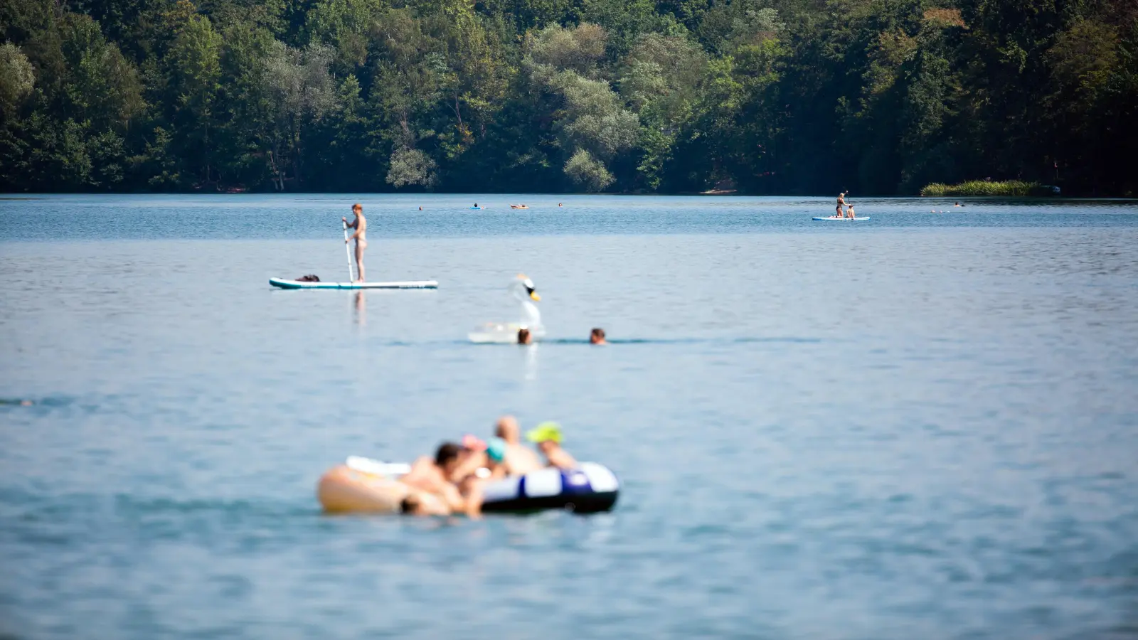 Damit der Spaß im Badesee nicht tragisch endet, hat die Wasserwacht Amberg-Sulzbach ein paar Tipps parat.  (Symbolbild: Philipp von Ditfurth/dpa)