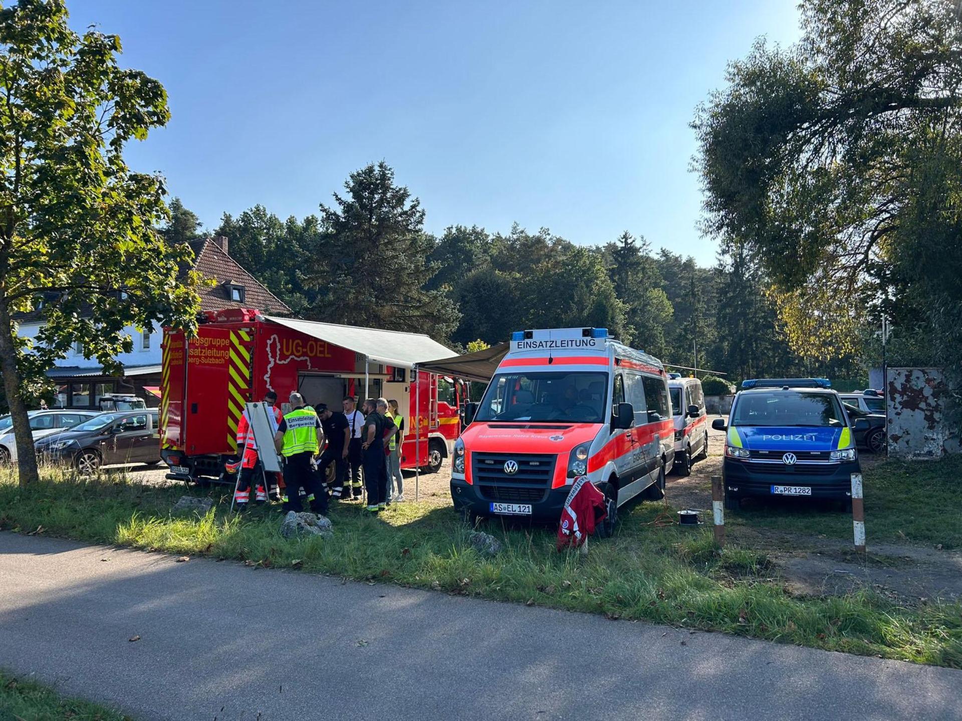 Ein Großaufgebot an Einsatzkräften sucht nach einer bei Amberg vermissten Frau. (Bild: ama)