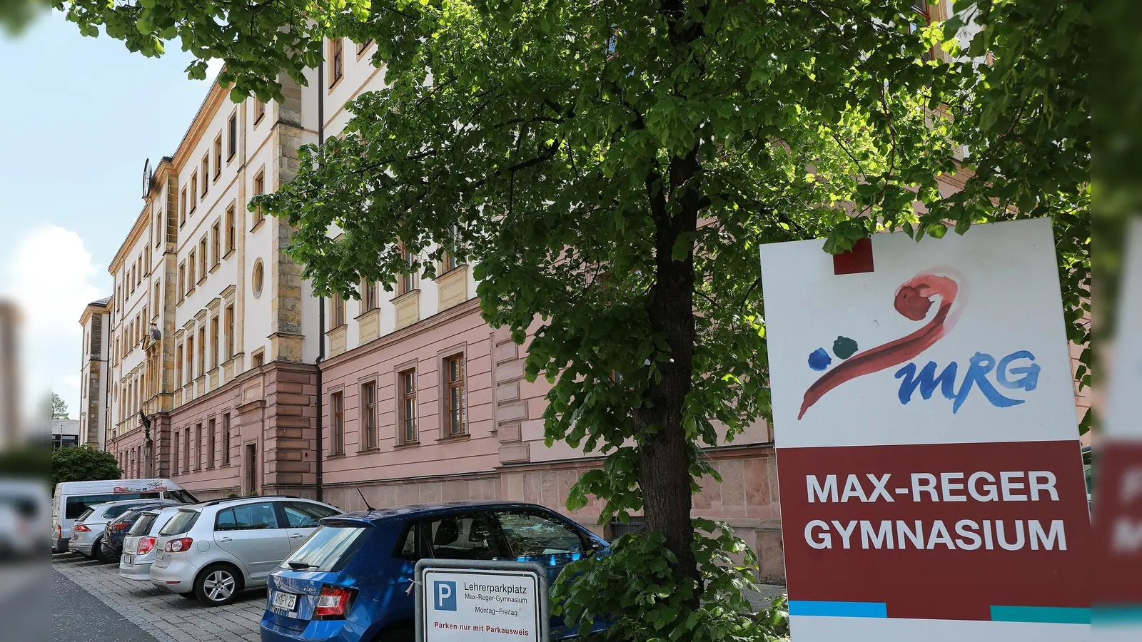 Das Max-Reger-Gymnasium ist eine der neuen Haltestellten auf der Fahrt der Linie 454. (Symbolbild: Wolfgang Steinbacher)