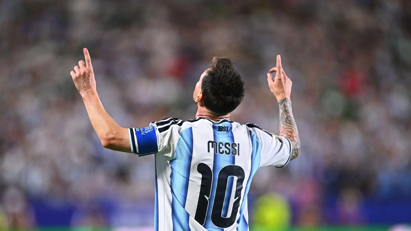 Lionel Messi bejubelt einen seiner drei Treffer gegen Algerien.  (Bild: Tom Weller/dpa)