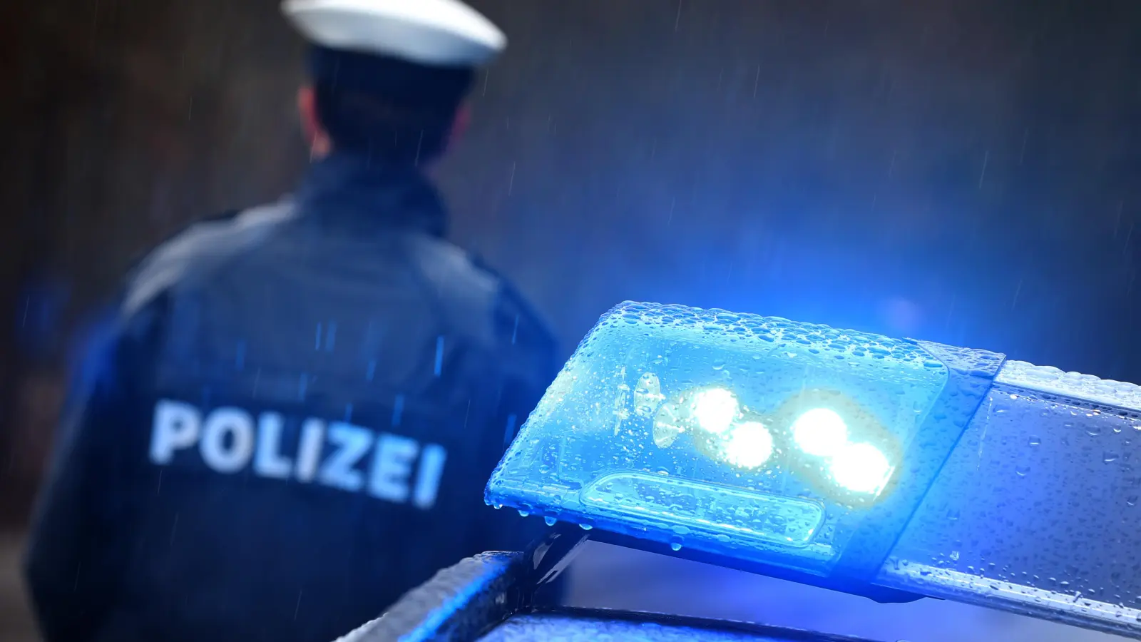 Ein 21-Jähriger wurde jetzt von der Polizei in seinem Auto geweckt, in dem er bei laufendem Motor eingeschlafen war.  (Bild: Karl-Josef Hildenbrand)