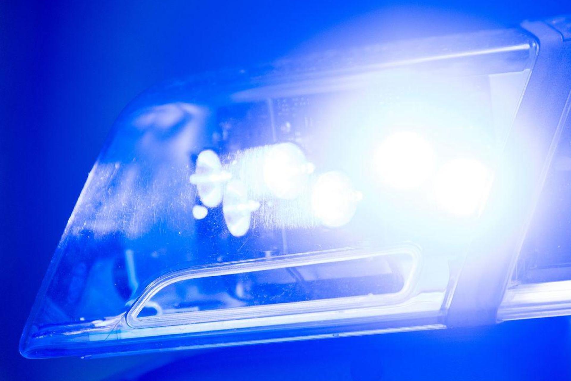 Gegen die 47-Jährige ermittelt die Polizei unter anderem wegen Körperverletzung, Beleidigung und Widerstand gegen Vollstreckungsbeamte. (Bild: Lino Mirgeler/dpa)