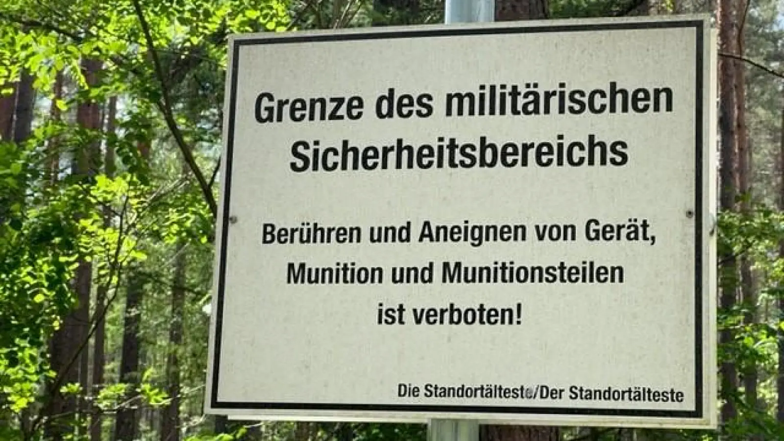 Ein Schild markiert die Grenze des Standortübungsplatzes der Bundeswehr in Freihöls: Hier ist am Dienstagnachmittag Feuer ausgebrochen. (Bild: Heike Unger)