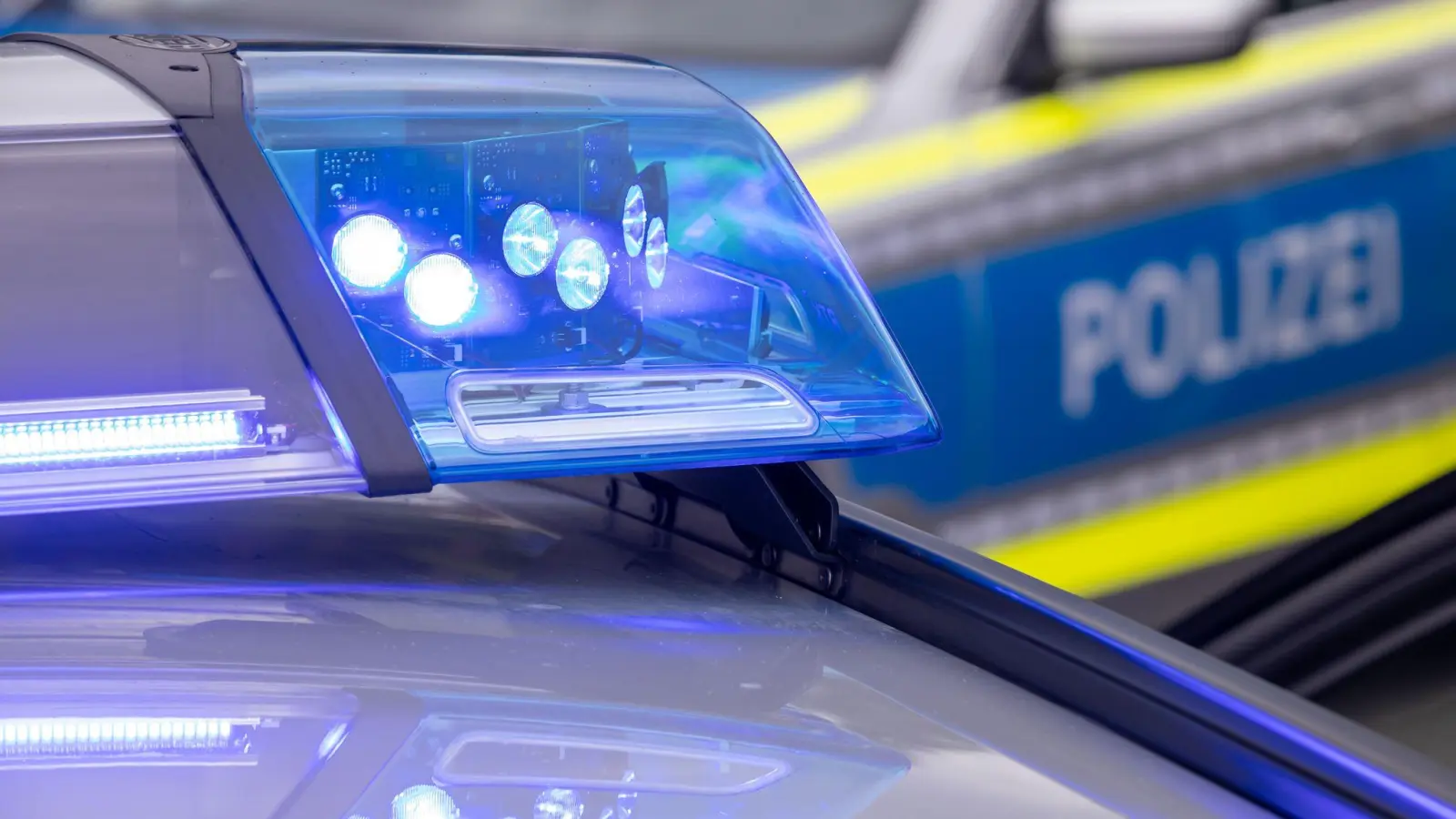 Ein unbekannter Täter soll einen 55-Jährigen in Amberg geschlagen haben. Die Polizei sucht nach Zeugen. (Symbolbild: Daniel Karmann /dpa)