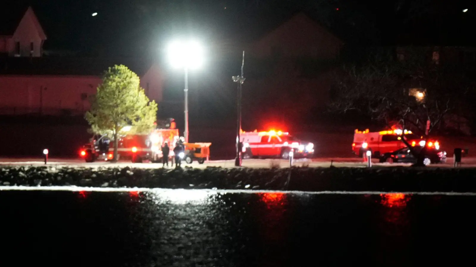 Im kalten Wasser suchen Einsatzkräfte nach Überlebenden.  (Bild: Alex Brandon/AP/dpa)