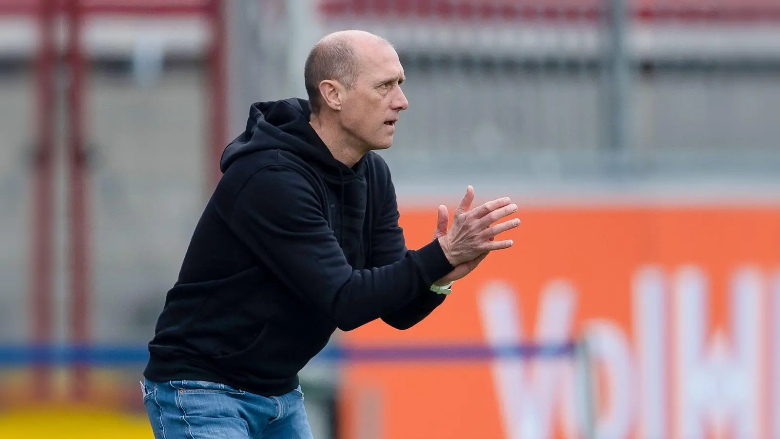 Regensburgs Trainer Joe Enochs klatscht. (Bild: Swen Pförtner/dpa)
