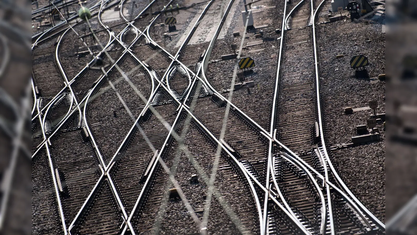 Eisenbahnschienen: Im neuen Bahn-Fahrplan gibt es in Bayern einige Änderungen. (Archivbild) (Symbolbild: Sven Hoppe/dpa)