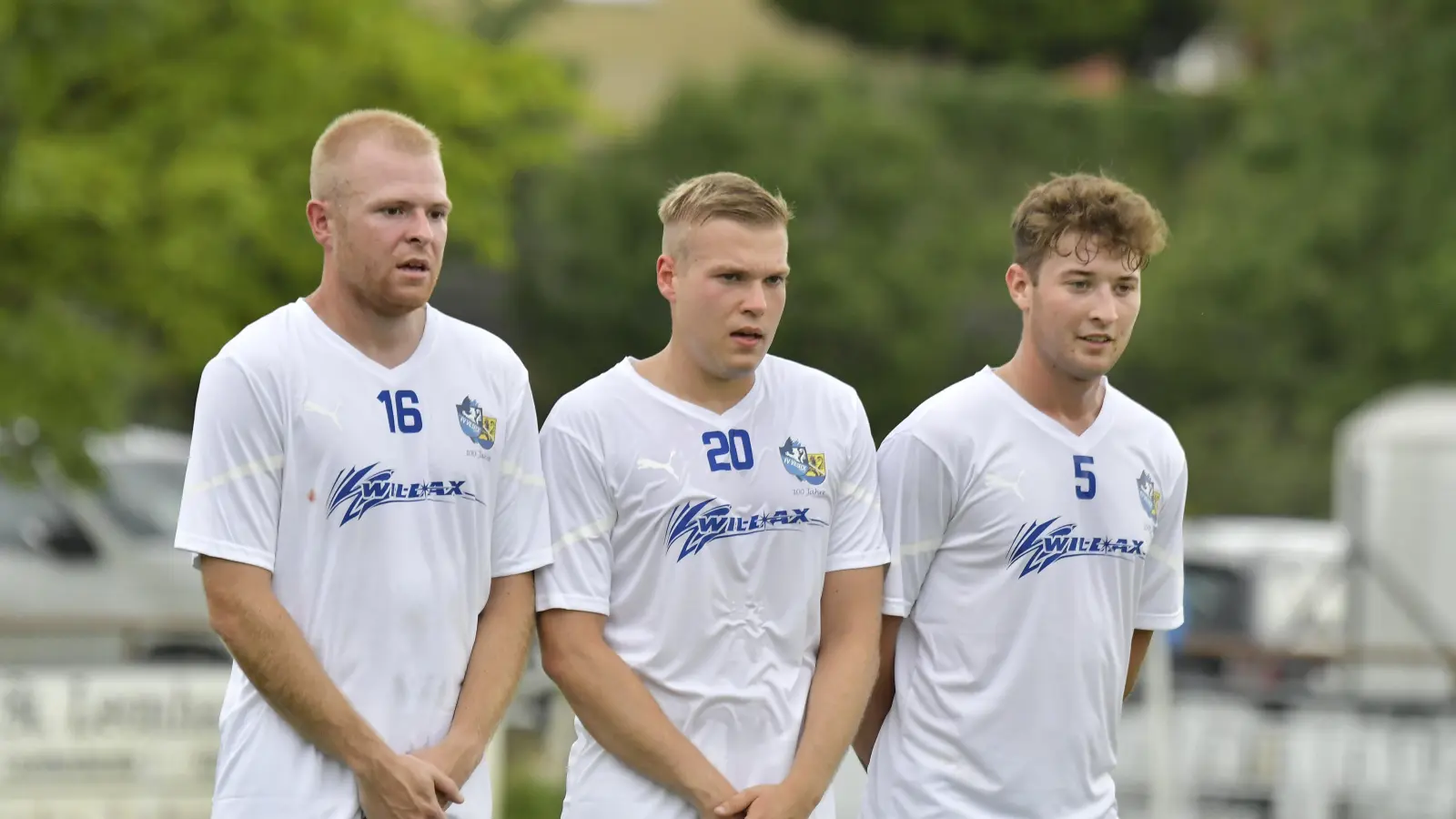 Die Mauer muss gegen den FC Amberg richtig stehen: Die Vilsecker Fabian Vater, Lukas Federer, Marcel Suttner (von links) proben schon mal. (Bild: Hubert Ziegler)