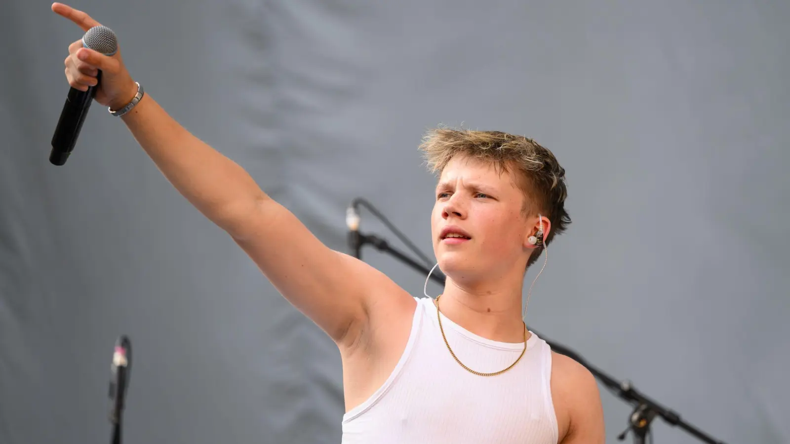 Im Dresdner Rudolf-Harbig-Stadion hat der erst 17-jährige Leipziger Rapper Yung Pepp im Vorprogramm von „Kraftklub“ vor über 30.000 Fans eröffnet.  (Bild: Robert Michael/dpa)