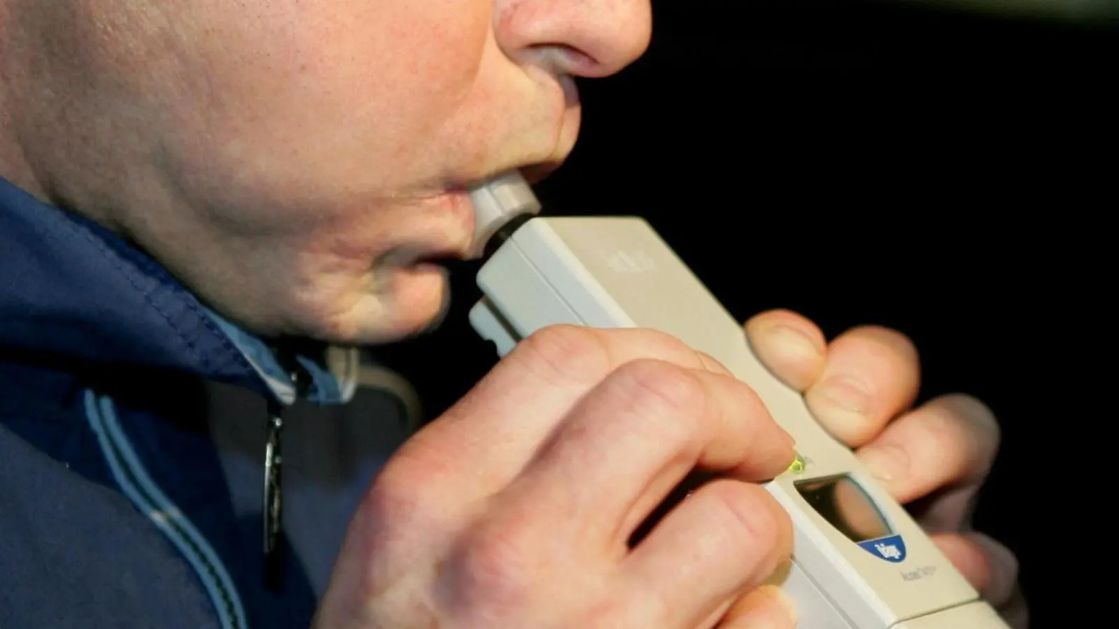 Weil ein Zweiradfahrer zu tief ins Glas geschaut hatte, stürzte in der Nähe von Sulzbach-Rosenberg und blieb auf der Straße liegen. Fast wäre dabei ein größeres Unglück passiert. (Symbolbild: Uli Deck/dpa)