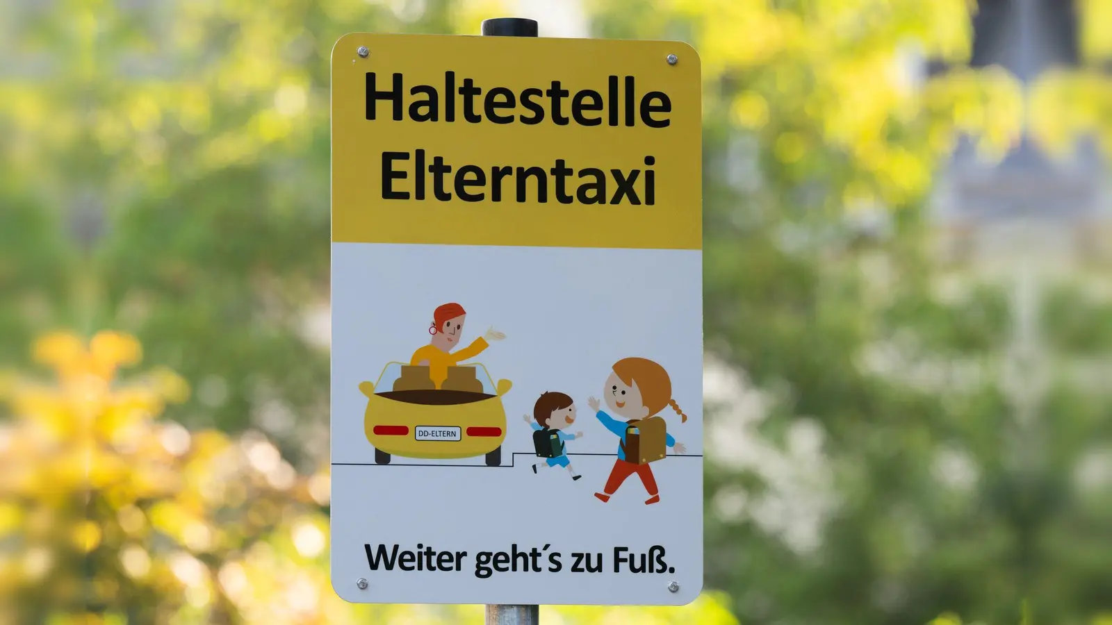 Viele Eltern fürchten, dass durch „Eltern-Taxis“ zusätzliche Unfallgefahr für Schüler entsteht. (Bild: Sebastian Kahnert/dpa)