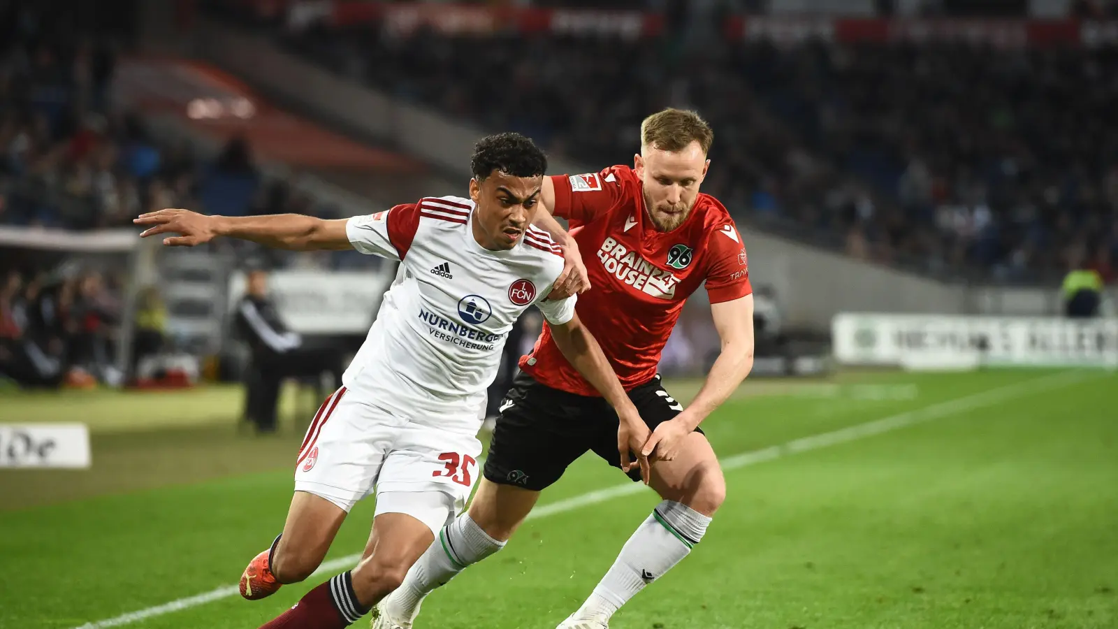 Nathaniel Brown (links/Szene aus dem Spiel gegen Hannover) vom 1. FC Nürnberg wurde in die deutsche U21 berufen. (Bild: Gregor Fischer/dpa)