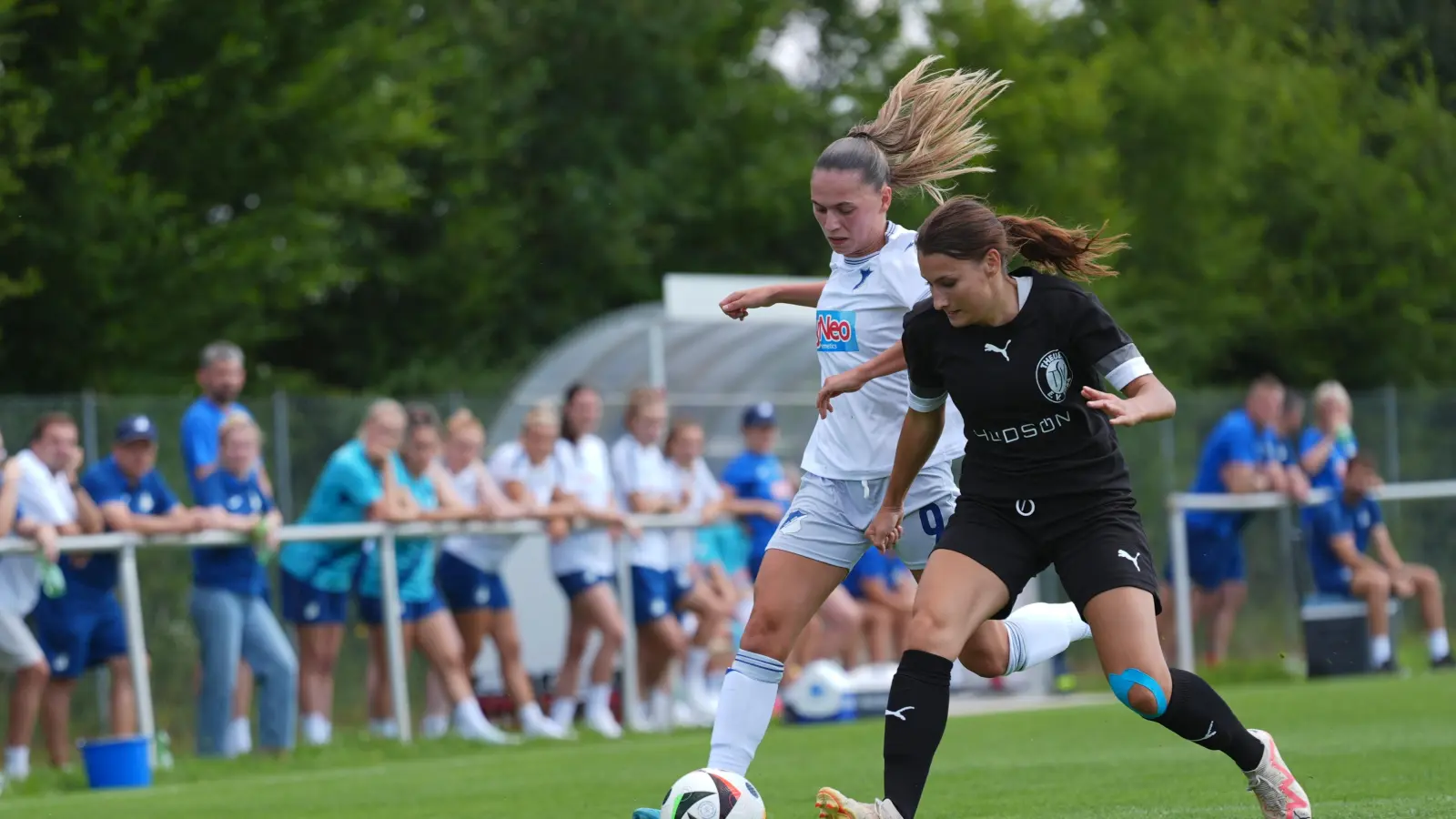 Marie Karpf vom TSV Theuern (schwarzes Trikot) im Zweikampf mit der belgischen Nationalspielerin Jill Janssens (TSG Hoffenheim). (Bild: TSG Hoffenheim/exb)