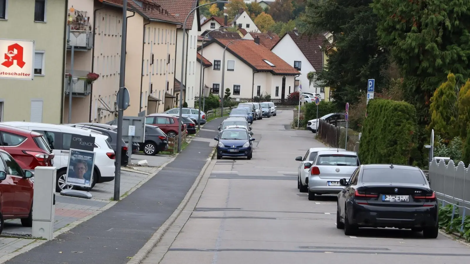 Viel Verkehr und hoher Parkdruck: Die Straße Fröschau ist ein Nadelöhr. Immer wieder kommt es hier zu Parkremplern und Fahrerfluchten – so auch am Montag, 9. September. (Archivbild: mfh)