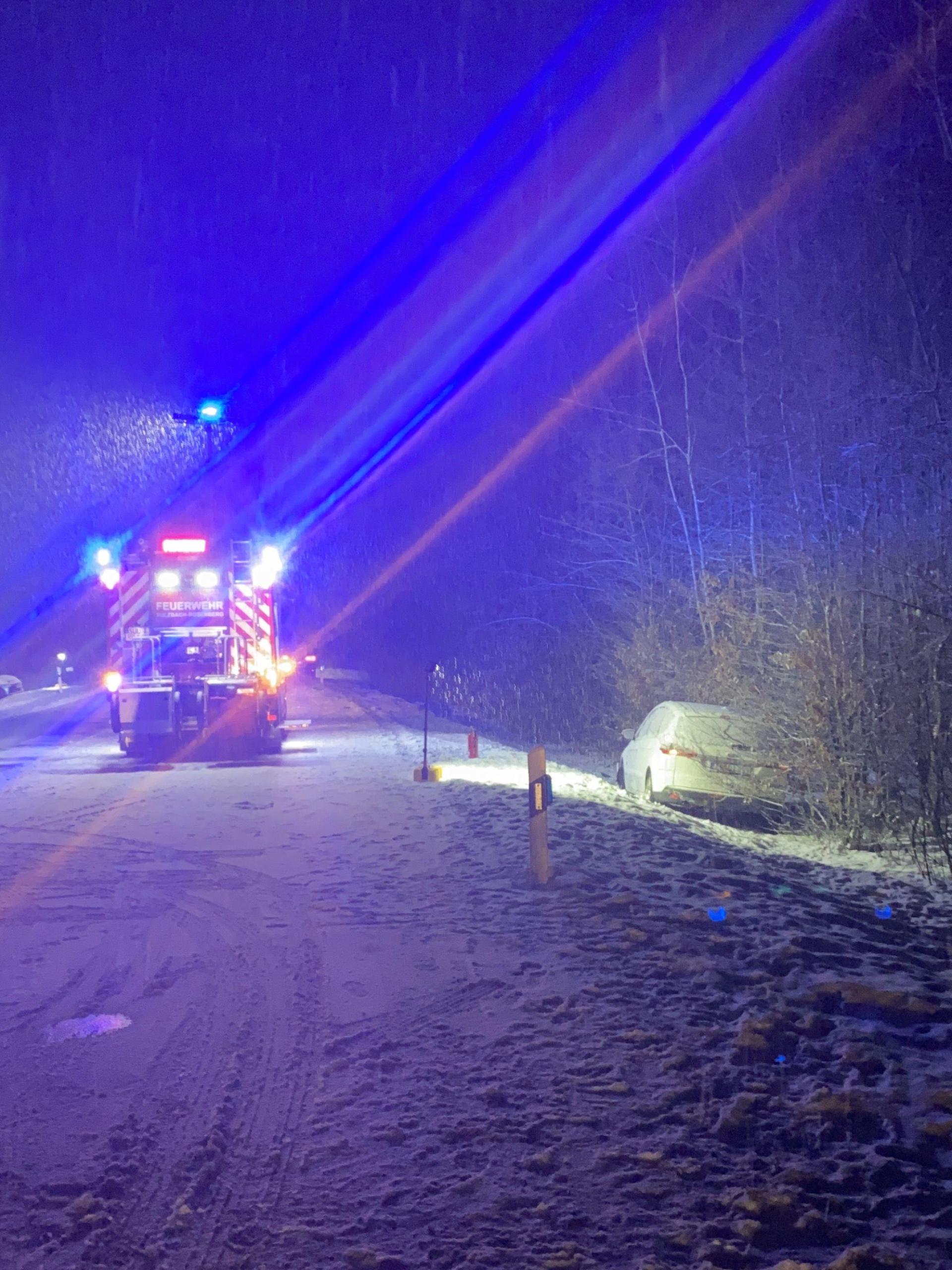 Ein Auto gerät bei Sulzbach-Rosenberg bei Glätte in den Gegenverkehr. Es gibt mehrere Verletzte. (Bild: PI Sulzbach-Rosenberg)