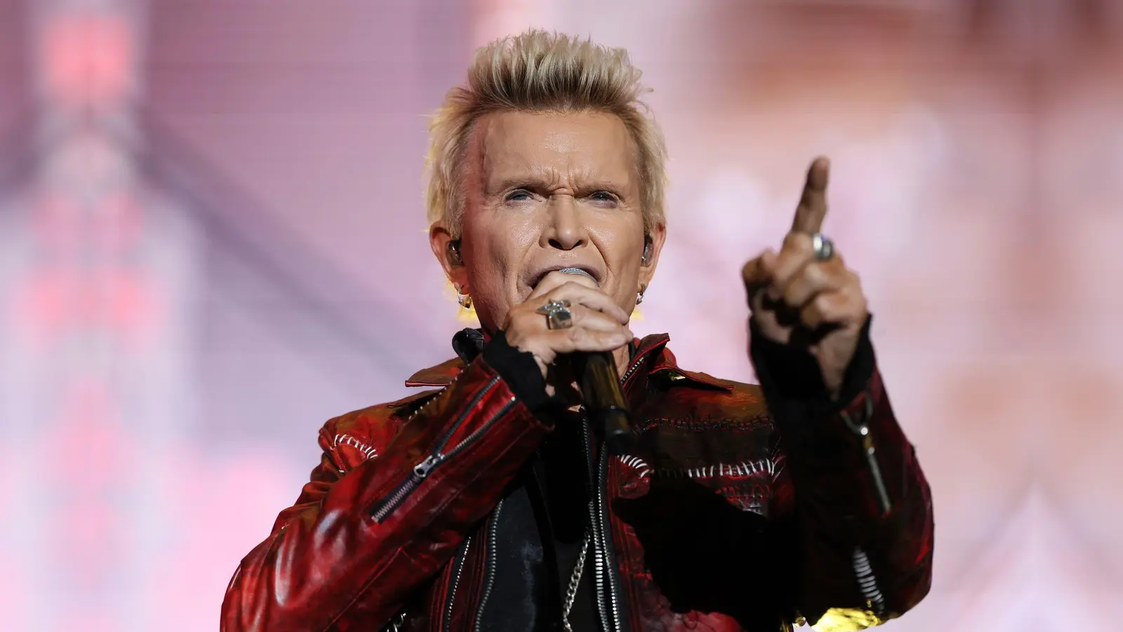 Tritt im Juni auf dem Königsplatz auf: Billy Idol. (Archivbild) (Bild: Ginnette Riquelme/AP/dpa)