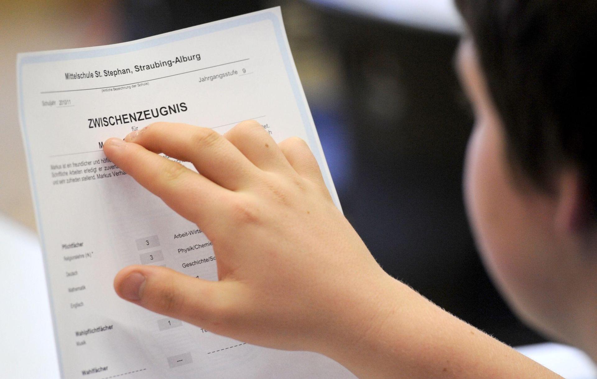 Viele Kinder und Jugendliche bekommen vor den Faschingsferien ihr Zwischenzeugnis. (Symbolbild) (Bild: picture alliance / dpa)