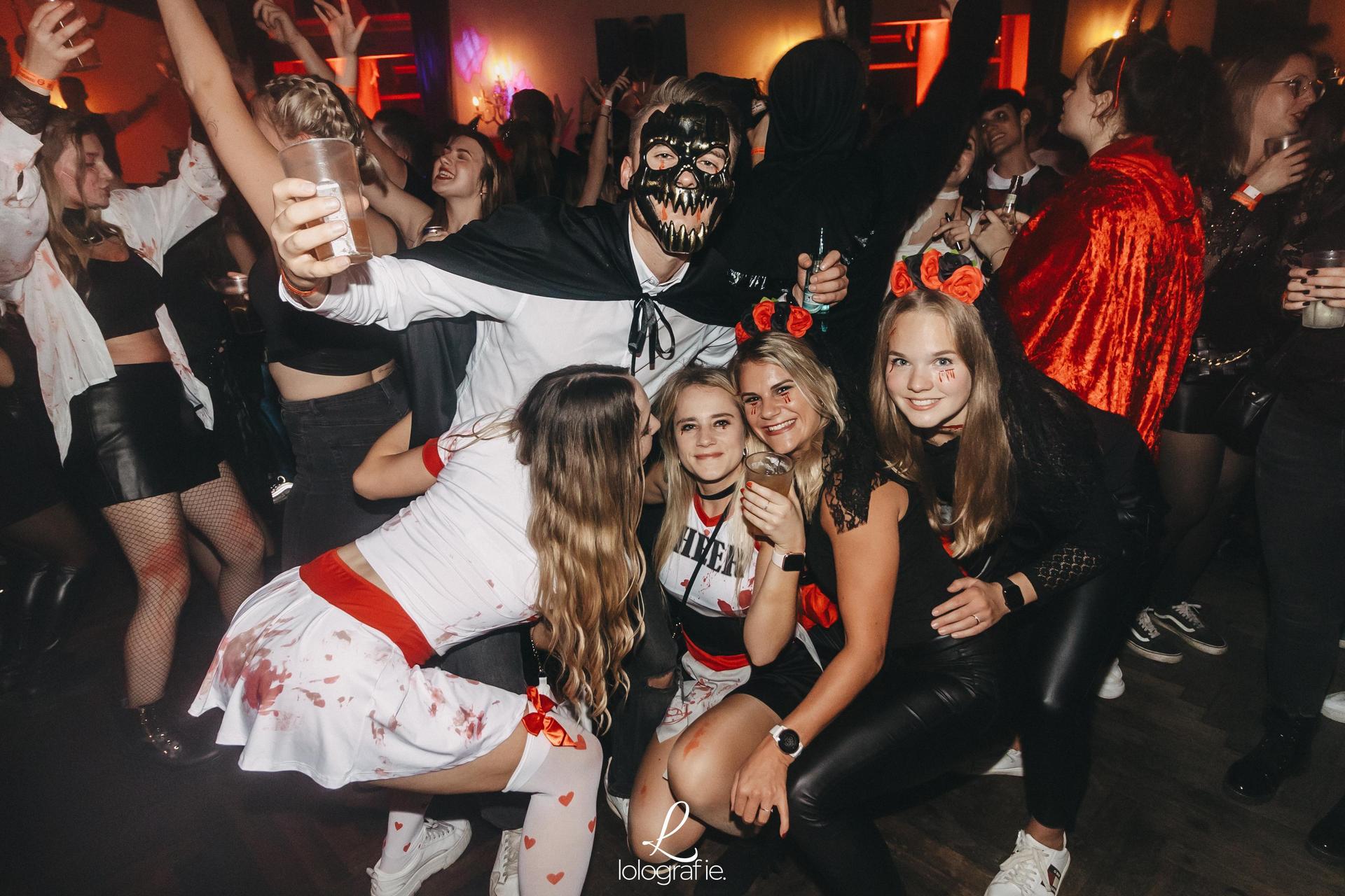 „Creepy Carneval” - das war das Motto der Halloween-Nacht im Casino. Und creepy waren auch viele der Partygäste mit ihren Verkleidungen. (Bild: Leonie Hartung)