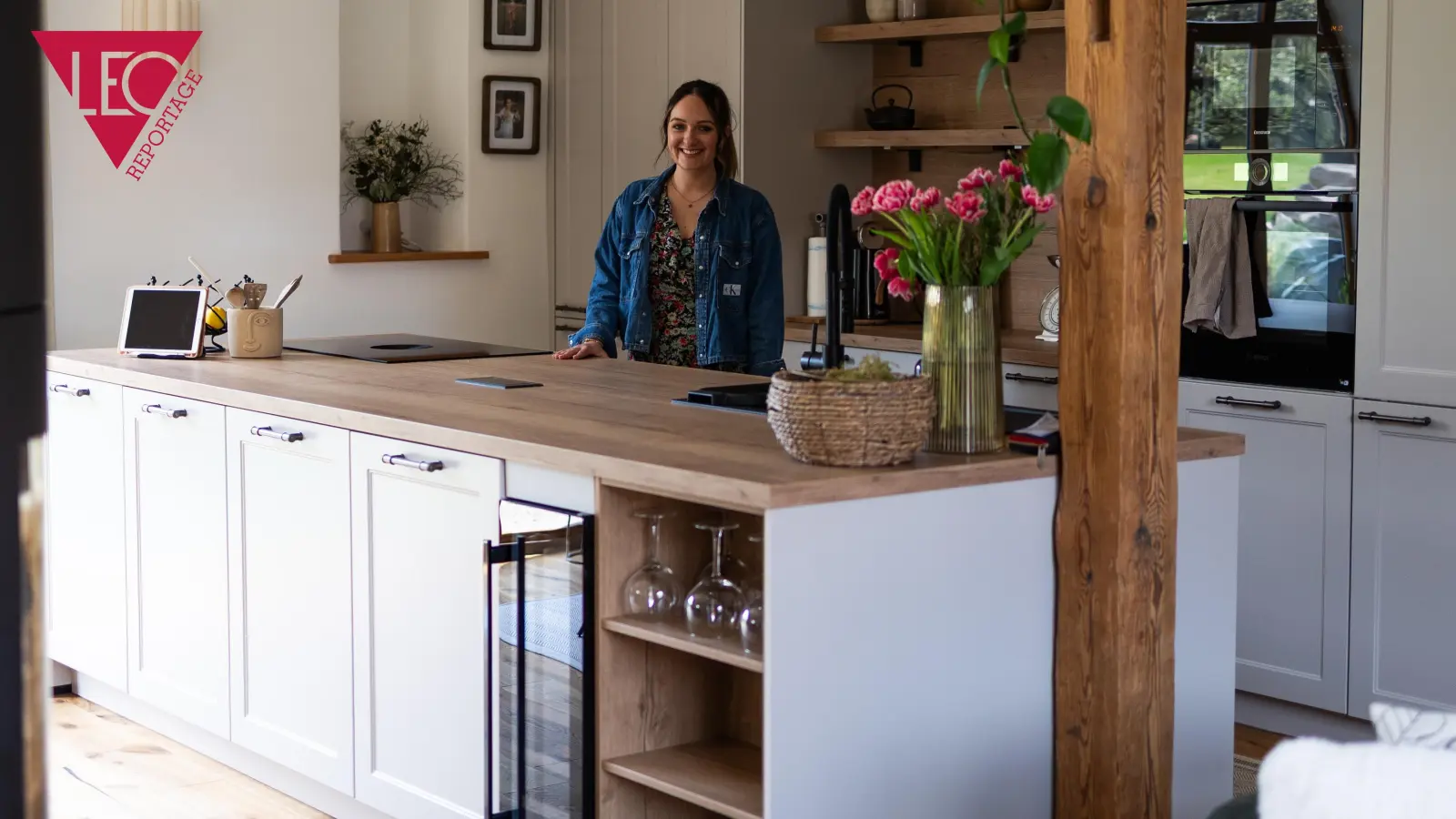 Dani in ihrer offenen Küche im Landhausstil. (Bild: Johanna Nübler)