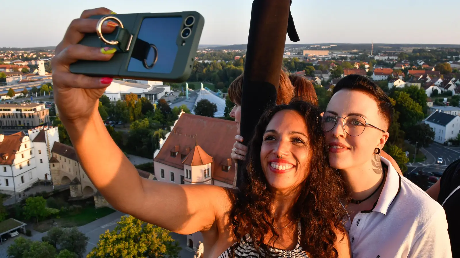 In Amberg gibt es viele Möglichkeiten, Selfies mit einem schönen Hintergrund zu schießen. Hier bei der Luftnacht. Die Amberger können jetzt über die Einrichtung von vier Selfie-Points abstimmen.  (Archivbild: Petra Hartl)