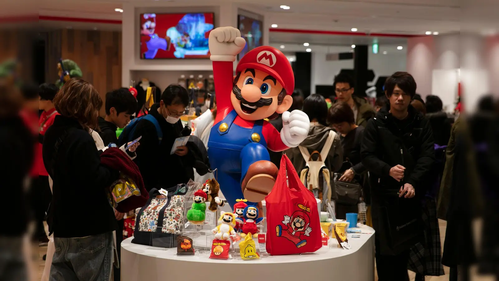 Die Switch-Konsolen sind die Basis für das Geschäft von Nintendo. (Archivbild) (Bild: Jae C. Hong/AP/dpa)