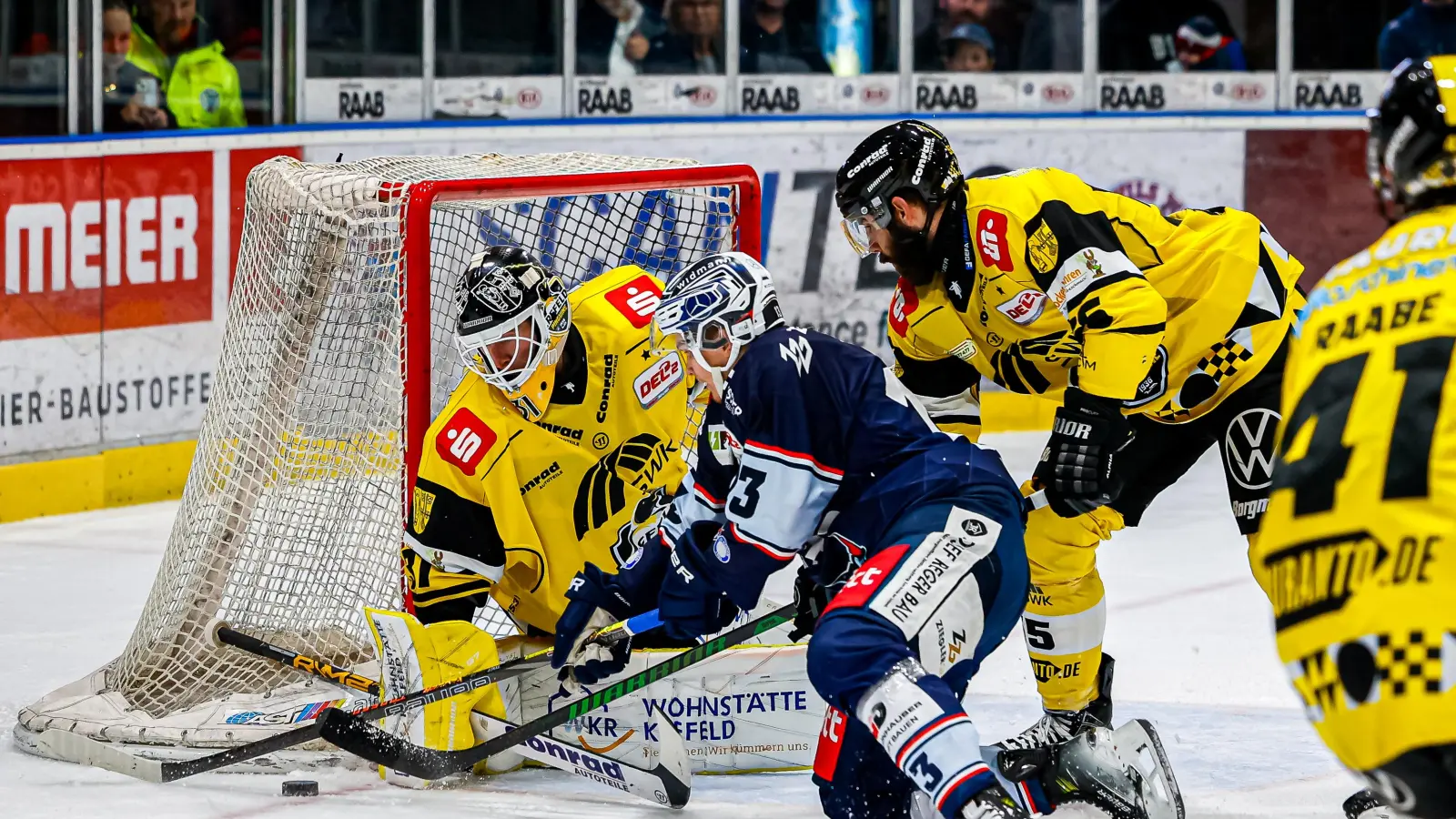 Der Weidener Constantin Vogt (blaues Trikot) brachte in dieser Szene die Scheibe nicht an Felix Bick im Tor der Krefeld Pinguine vorbei. (Bild: Werner Moller)