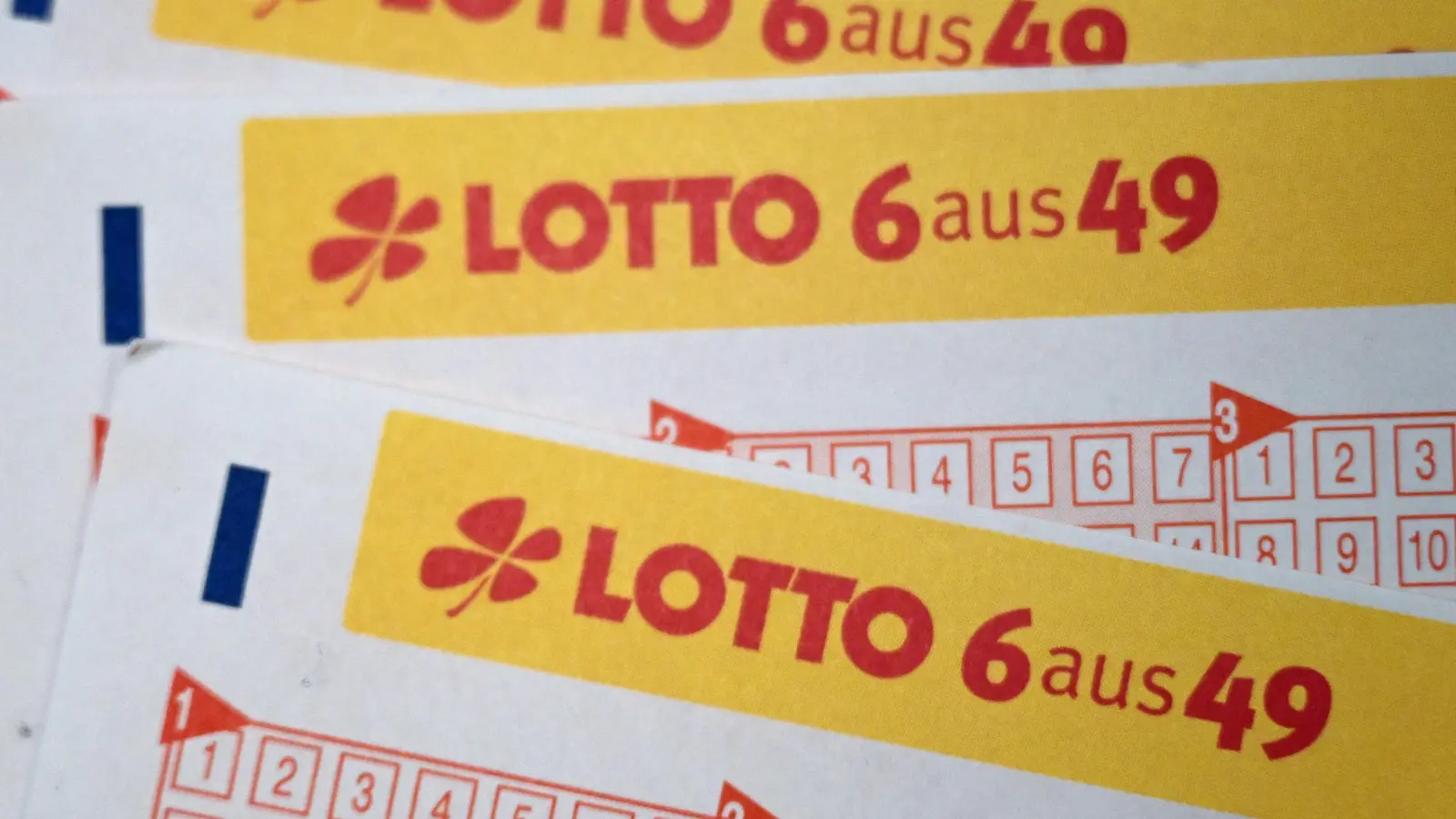 Ein Oberpfälzer darf sich über einen Lottogewinn von 1,2 Millionen Euro freuen.  (Symbolbild: Federico Gambarini/dpa)