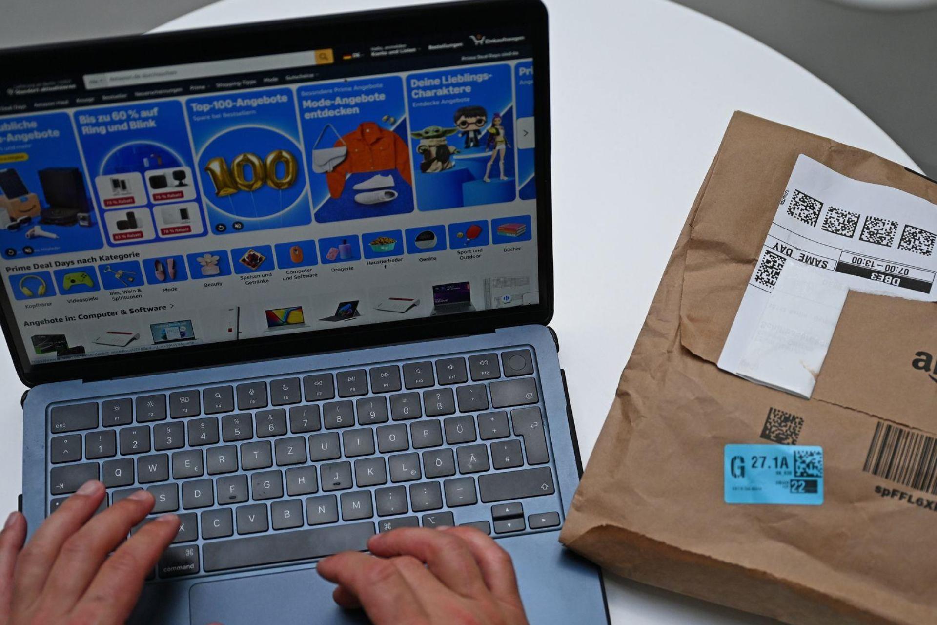 Bei keinem anderen Online-Händler bestellen Kunden so viel wie bei Amazon. (Symbolbild: Michael Brandt/dpa)