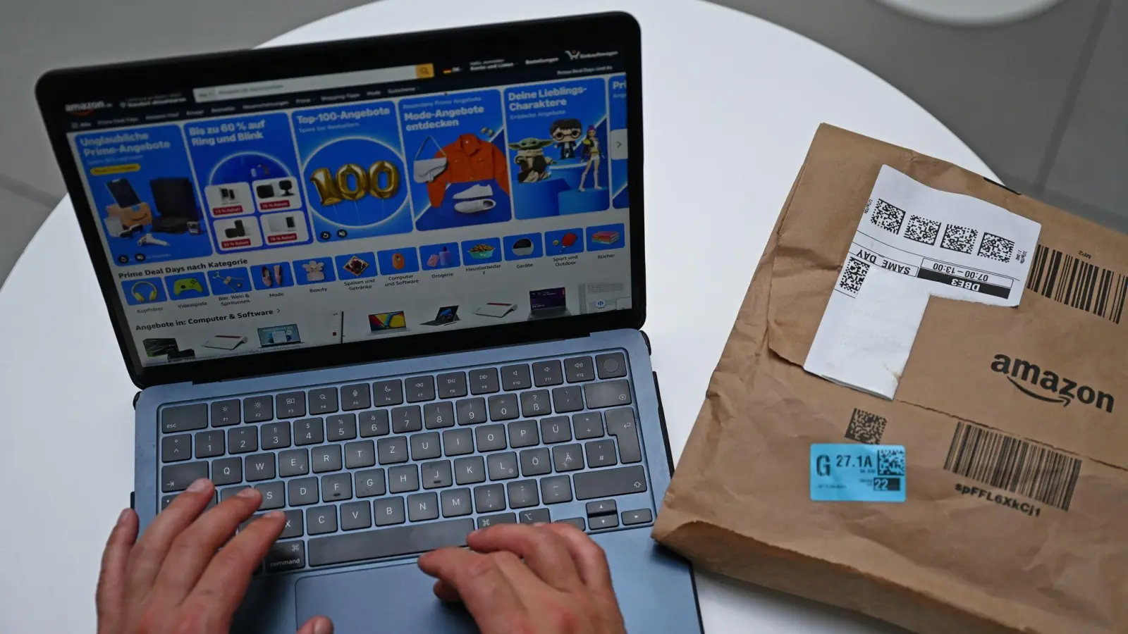 Bei keinem anderen Online-Händler bestellen Kunden so viel wie bei Amazon. (Symbolbild: Michael Brandt/dpa)