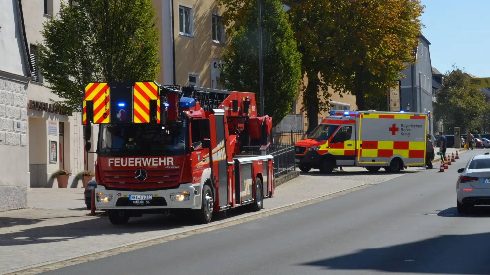 Rettungskräfte und die Feuerwehr sind am Freitag um die Mittagszeit im Zentrum von Vohenstrauß im Einsatz. Kurz zuvor passierte dort ein Auffahrunfall.  (Bild: dob)