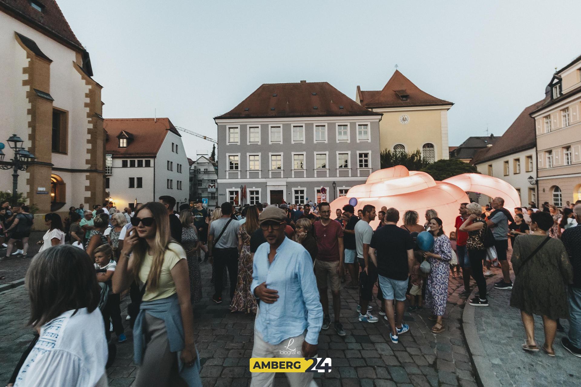 Musik, Essen und leuchtende Kunst: Während der Luftnacht in Amberg war viel los.  (Bild: Lolografie)