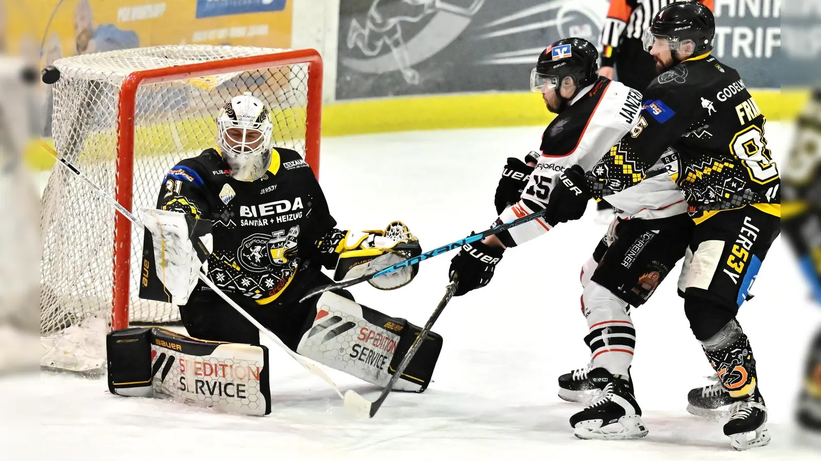 Der ERSC Amberg um Torhüter Lucas Di Berardo (links) vom ERSC Amberg und Benjamin Frank (rechts) verpennte besonders das erste Drittel und konnte den Rückstand nicht mehr aufholen. (Bild: Hubert Ziegler)