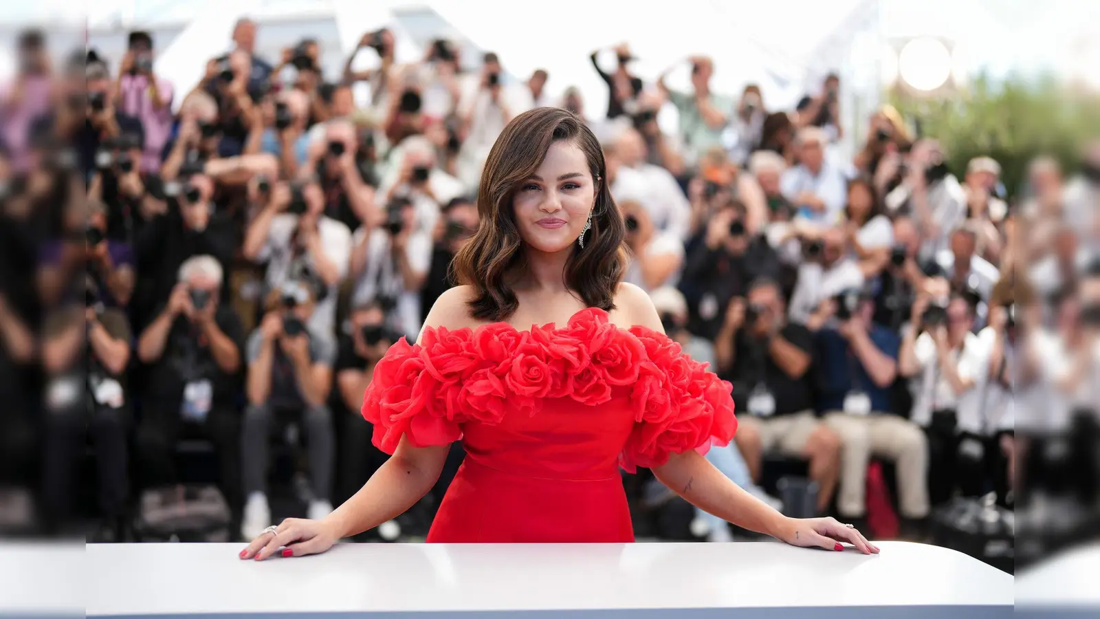 Selena Gomez überraschte am Wochenende das Volleyballteam einer Highschool mit einem Besuch.  (Bild: Scott A Garfitt/Invision/AP/dpa)