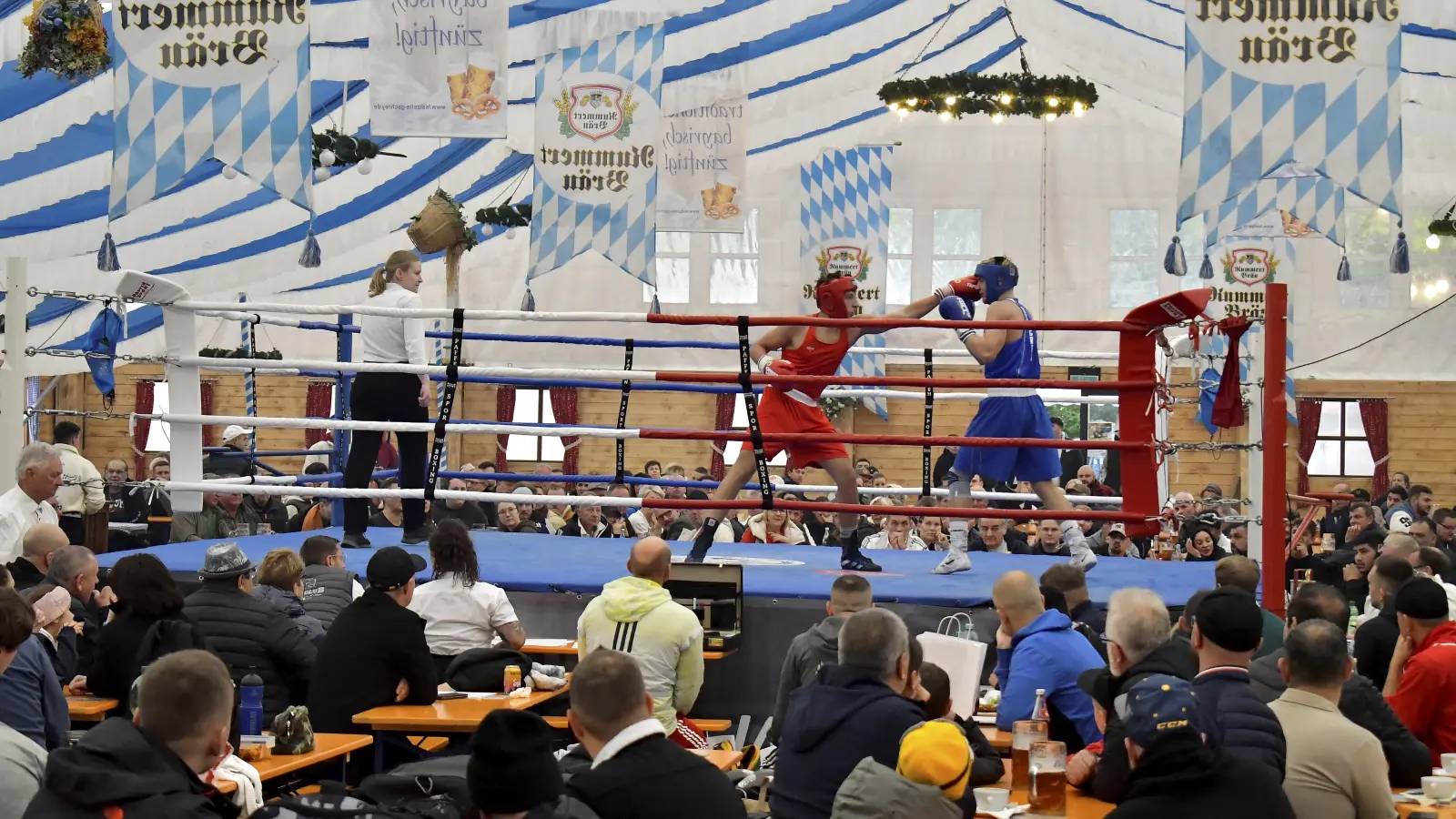 Das Boxen auf der Amberger Dult ist mittlerweile Tradition. Auch dieses Jahr hat der Amberger Boxclub wieder einige Kämpfe im Festzelt organisiert.  (Archivbild: Hubert Ziegler)