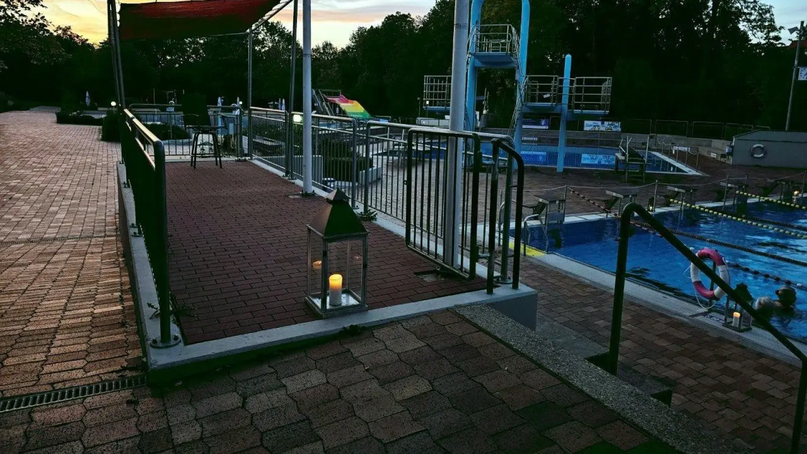 Die Freibadsaison im Hockermühlbad neigt sich dem Ende zu. An den letzten Tagen dürfen hartgesottene Schwimmer mit Einbruch der Dunkelheit ihre Bahnen bei Kerzenlicht ziehen. (Bild: Benny Wood)