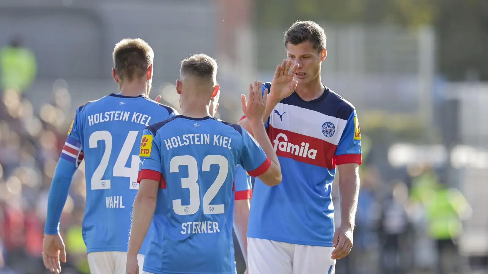 Patrick Erras (rechts) hat seinen Vertrag in Kiel um zwei Jahre verlängert. (Archivbild: Frank Molter/dpa)