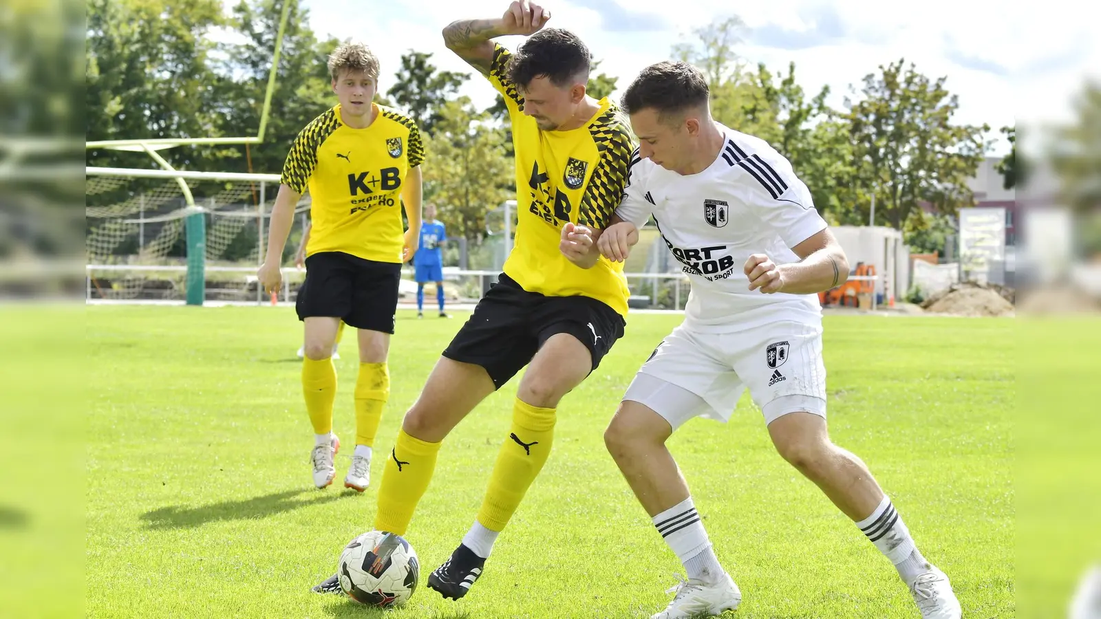 Der FC Amberg (gelb) sicherte sich im Spiel gegen Bad Abbach einen Punkt.  (Archivbild: Hubert Ziegler)