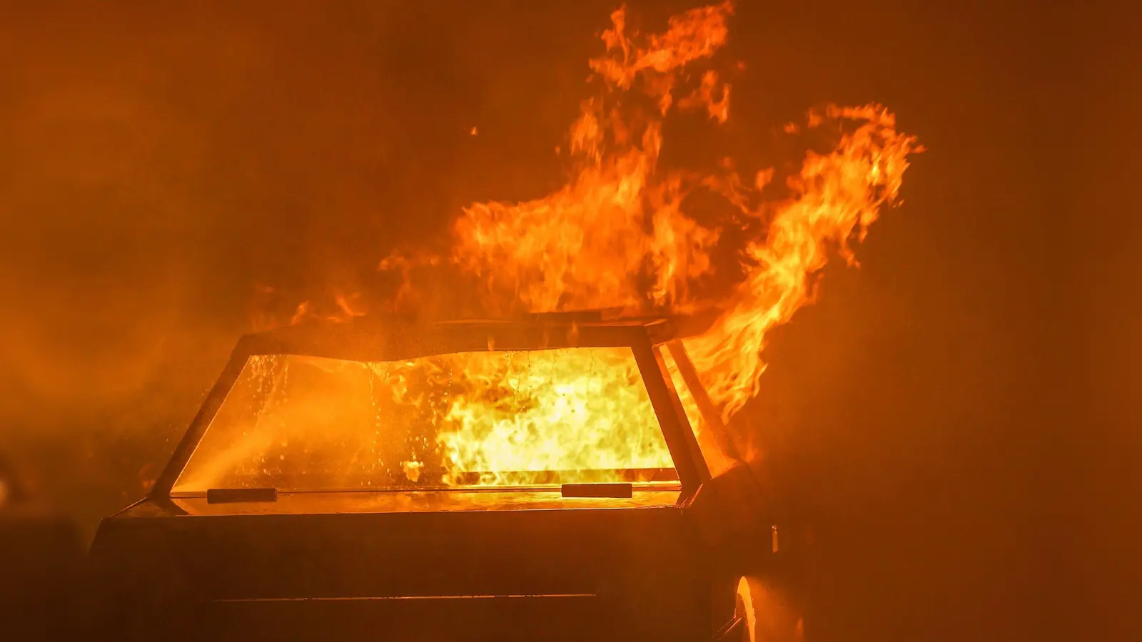Ein Auto ist in einem Waldstück bei Velburg (Landkreis Neumarkt) in Brand geraten.  (Symbolbild: David Young/dpa)
