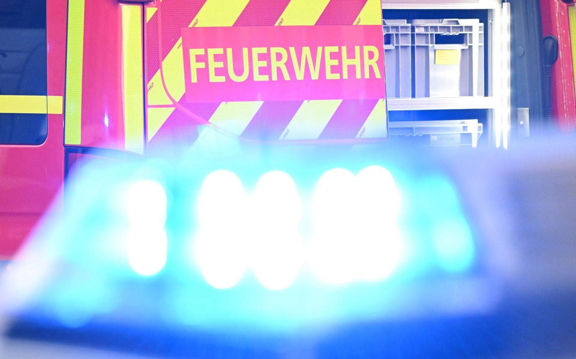 Die Rauchwolke war von Weitem zu sehen, Anwohner sollten Fenster schließen. (Symbolbild) (Bild: Bernd Weißbrod/dpa)