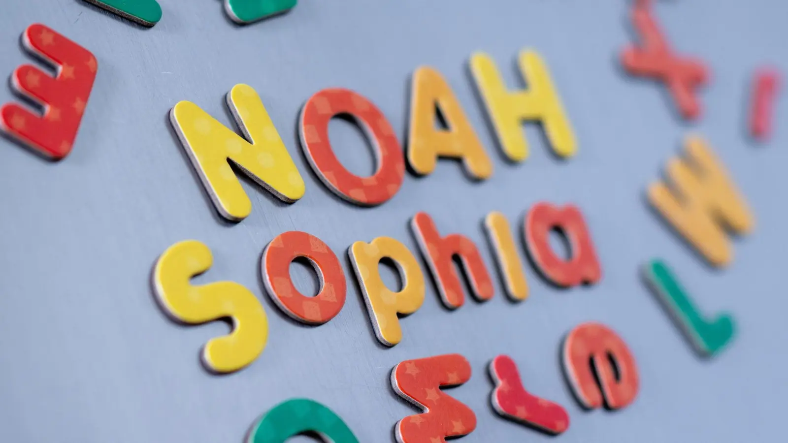 Das Vornamenduo Sophia und Sophie sowie Noah führen die Liste der beliebtesten Vornamen 2023 an. (Bild: Hendrik Schmidt/dpa)