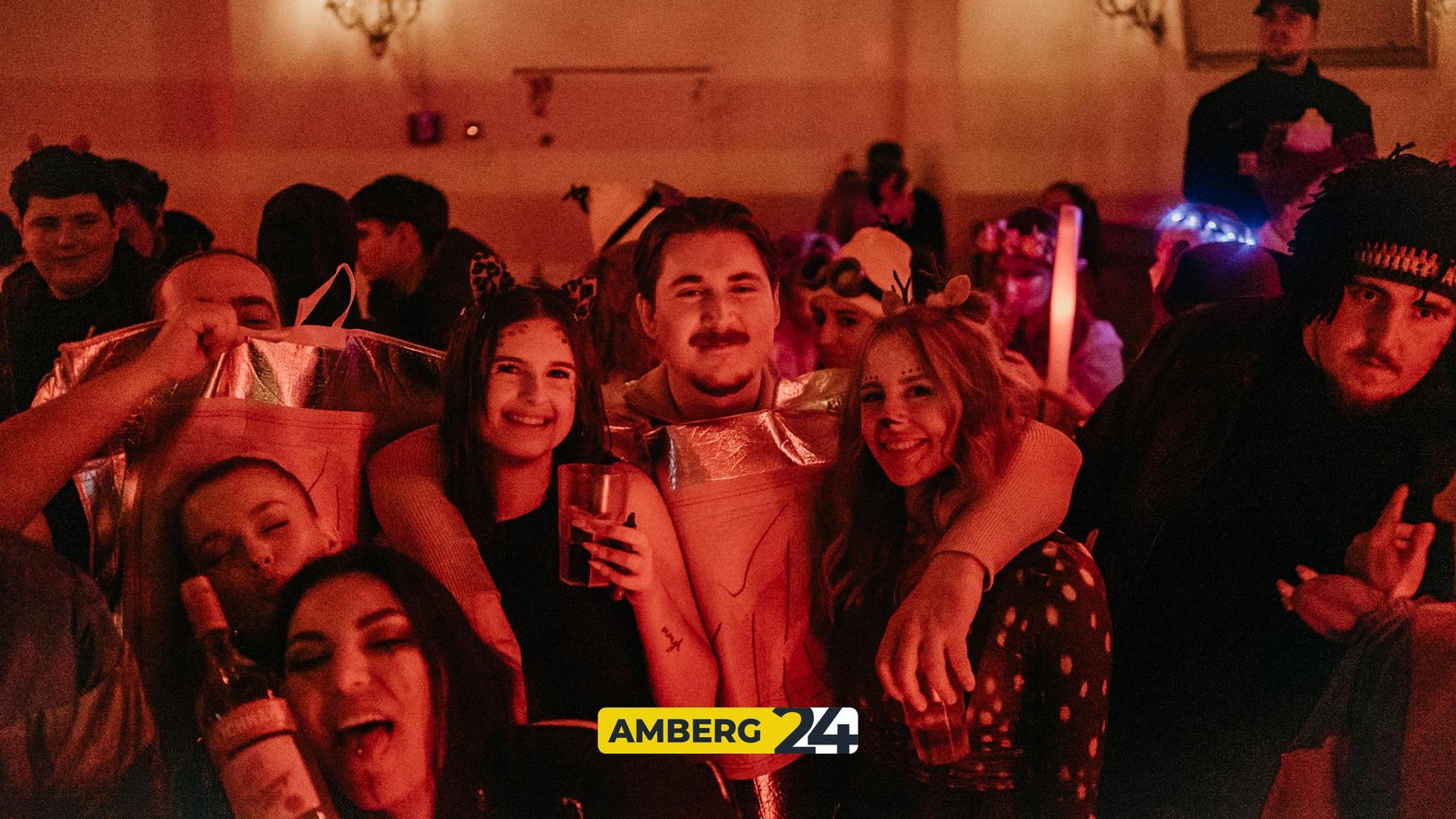 Hexen und Narren waren am Donnerstag auch im Casino unterwegs. (Bild: Mario Donhauser)