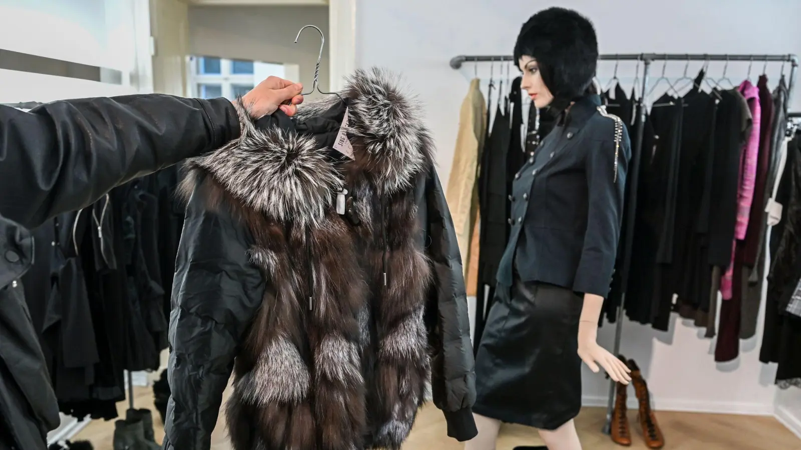Pelze sind wieder salonfähig - vor allem, wenn es gebrauchte Stücke sind.  (Bild: Jens Kalaene/dpa)