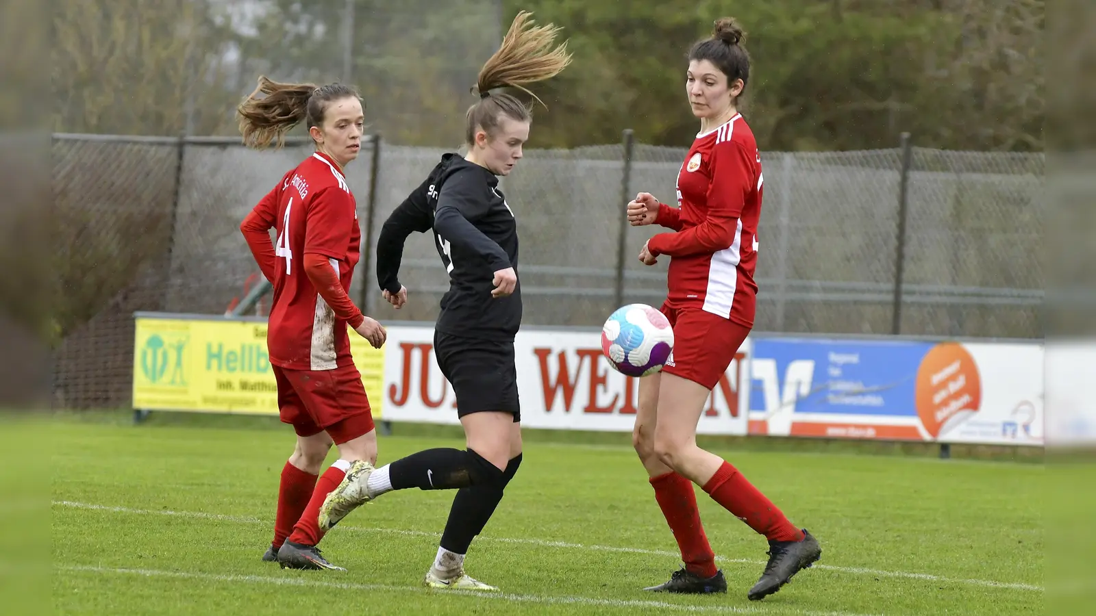 Pia Lehner (Mitte) und ihre Teamkolleginnen vom TSV Theuern wollen sich im Heimspiel gegen den SV Kirchberg im Wald effektiv in Szene setzen.  (Archivbild: Hubert Ziegler)