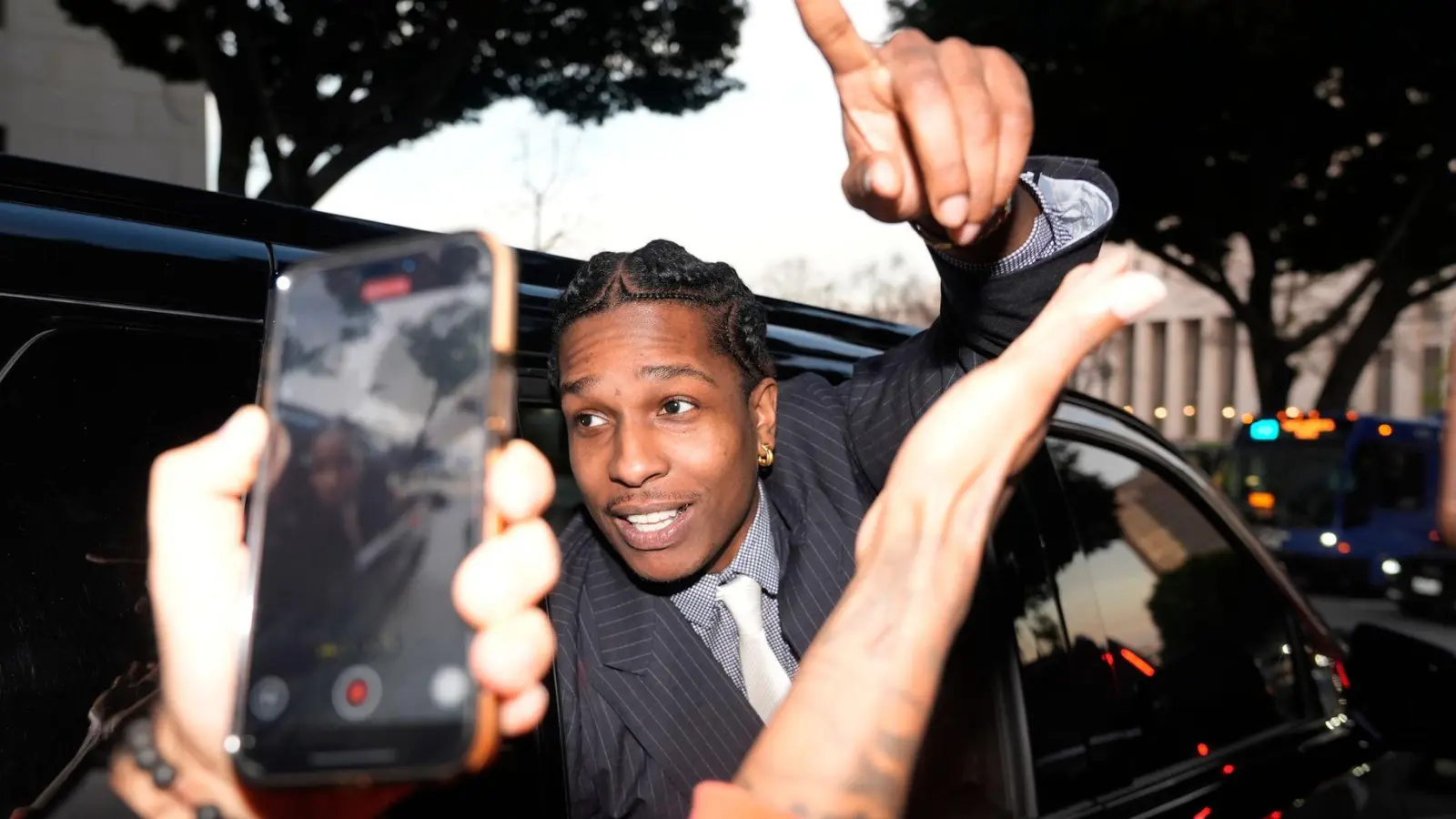 Rapper Asap Rocky kommt nach einem Freispruch um eine drohende Haftstrafe herum.  (Bild: Damian Dovarganes/AP/dpa)