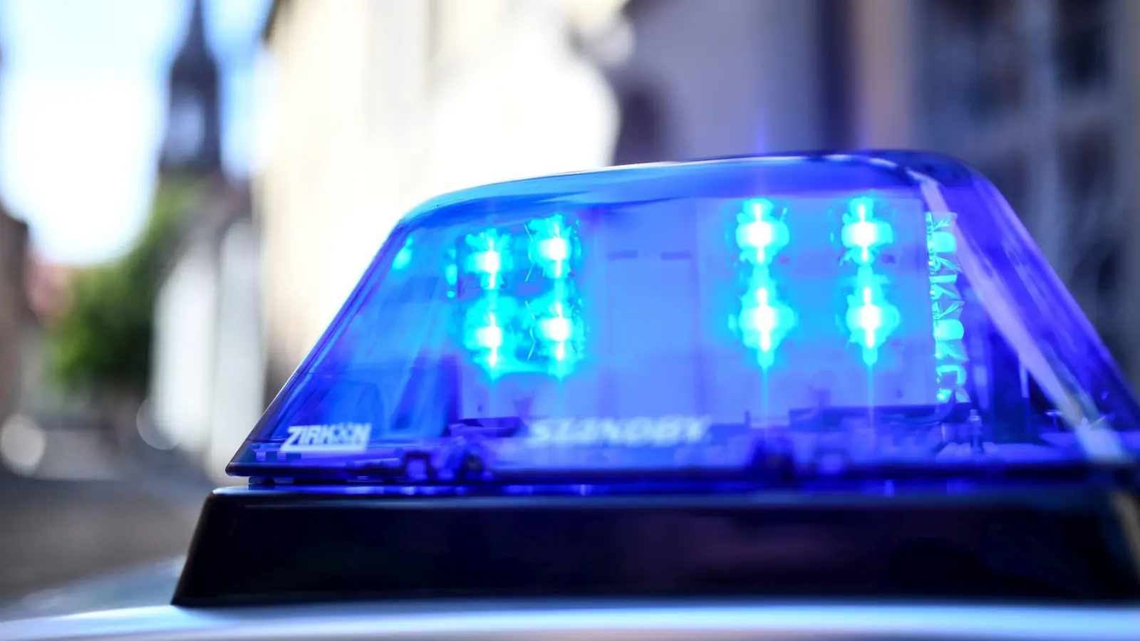 Unbekannte Täter haben das Rücklicht eines Autos in Kümmersbruck beschädigt.  (Symbolbild: Patrick Seeger/dpa)