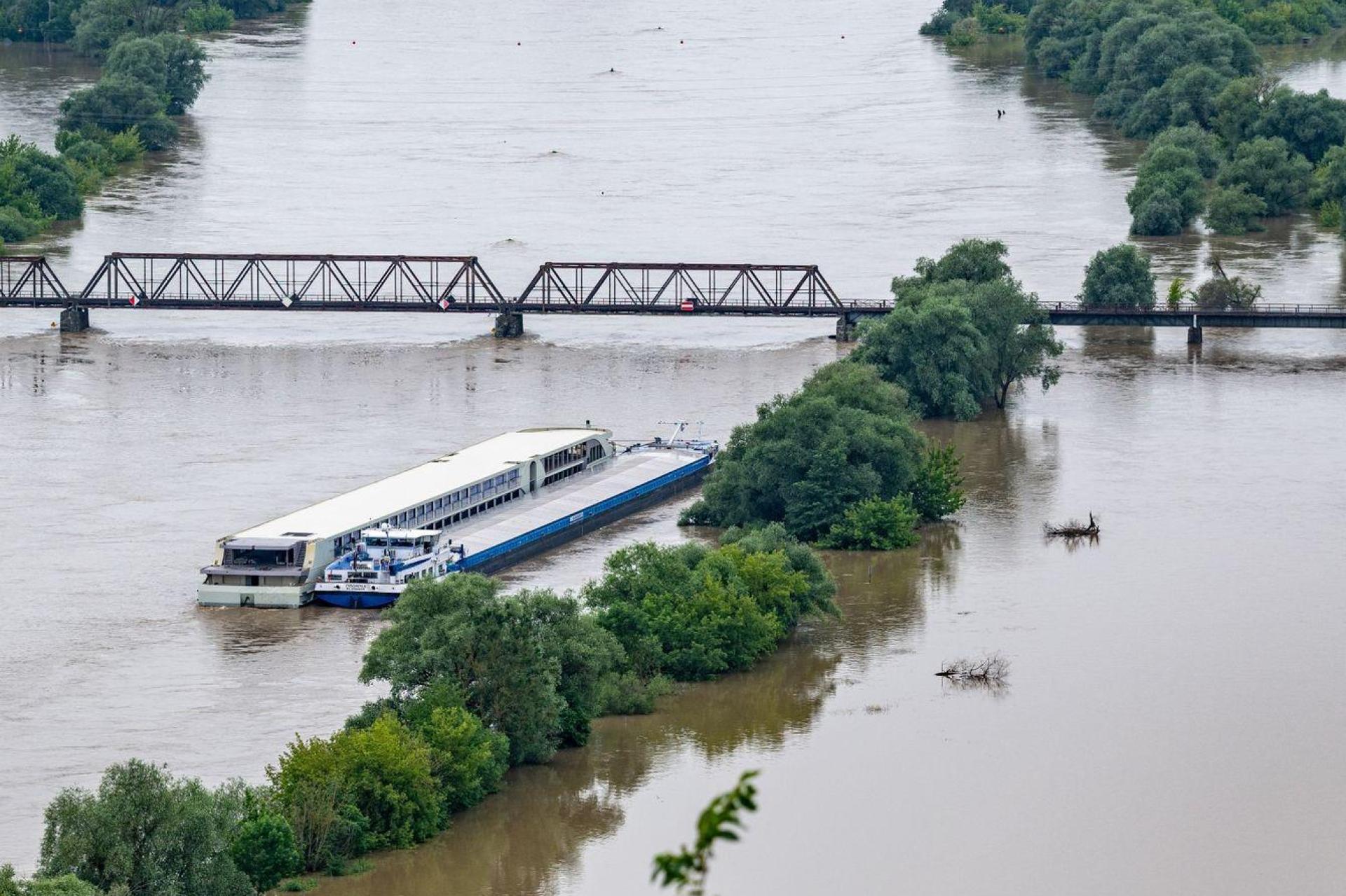 Zwei Schiffe liegen im Hochwasser der Donau. In Bayern herrscht nach heftigen Regenfällen vielerorts weiter Land unter. (Bild: Armin Weigel/dpa)