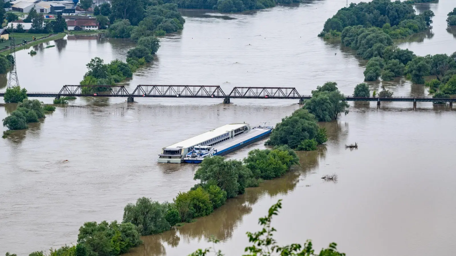 Zwei Schiffe liegen im Hochwasser der Donau. In Bayern herrscht nach heftigen Regenfällen vielerorts weiter Land unter. (Bild: Armin Weigel/dpa)