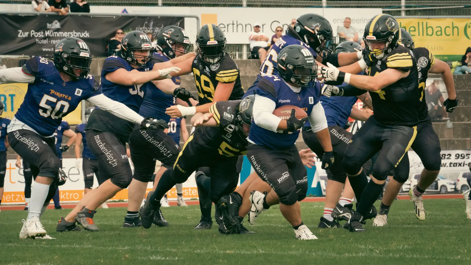 Die Amberg Mad Bulldogs (schwarze Trikots) taten sich schwer, die Offense der Passau Pirates unter Kontrolle zu bringen. (Bild: Maxim Burghardt)